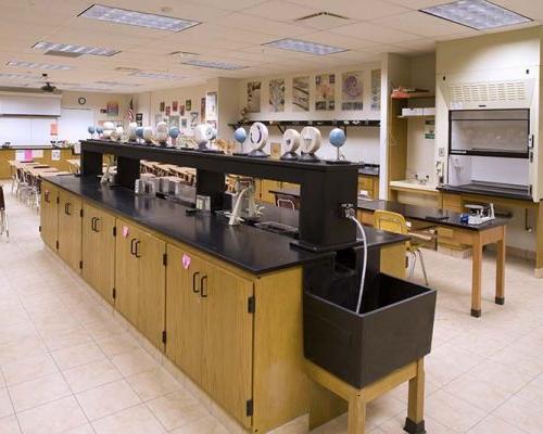 太空人高中科学教室和实验室的室内照片
